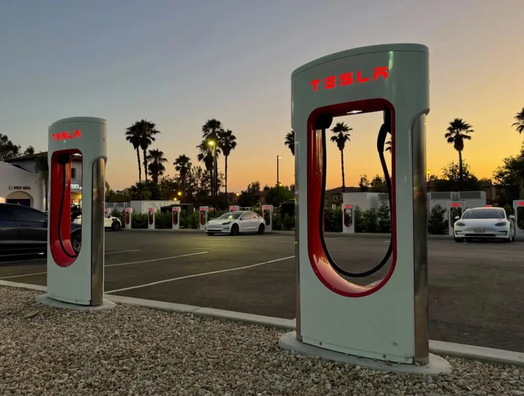 Tesla прискорить розгортання Supercharger завдяки модульним станціям — photo 5