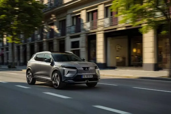 Электрический Mitsubishi Eclipse Cross обновился и существенно подешевел — photo 95980