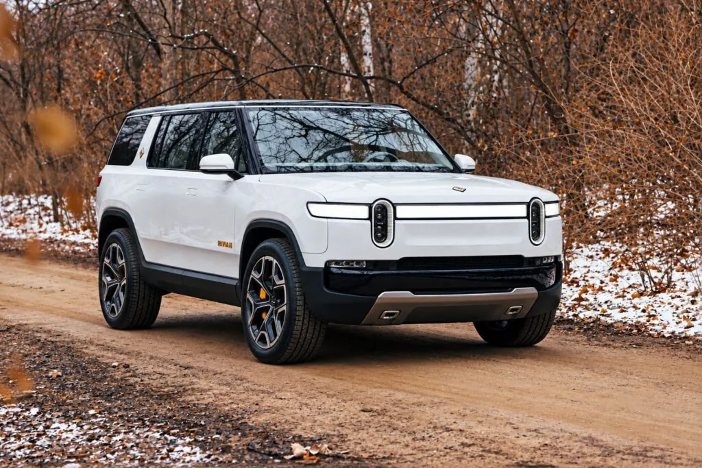 Rivian відкликала майже 100 тисяч електрокарів через збій камери заднього виду — photo 5