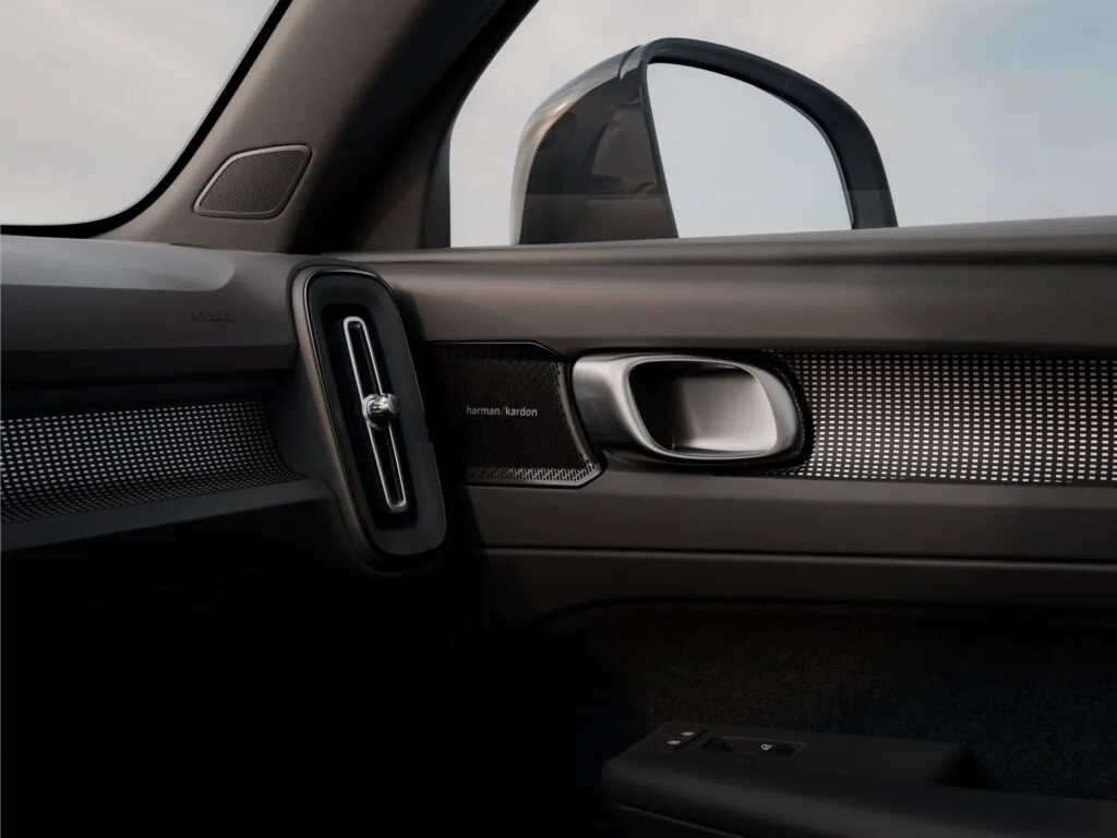 Volvo Cars оновила кросовери XC40, EX40 та EC40 — photo 2