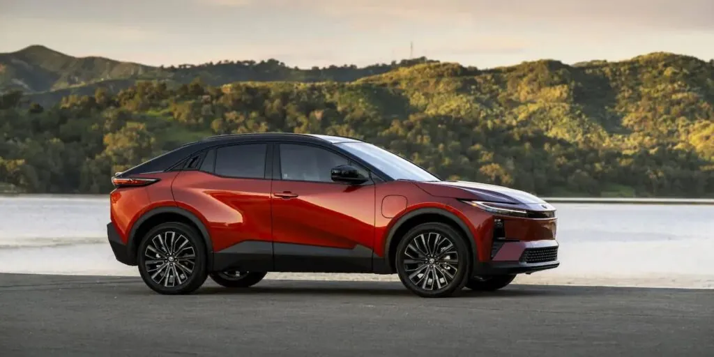 Toyota відкликає майже 10 000 електромобілів C-HR — photo 2