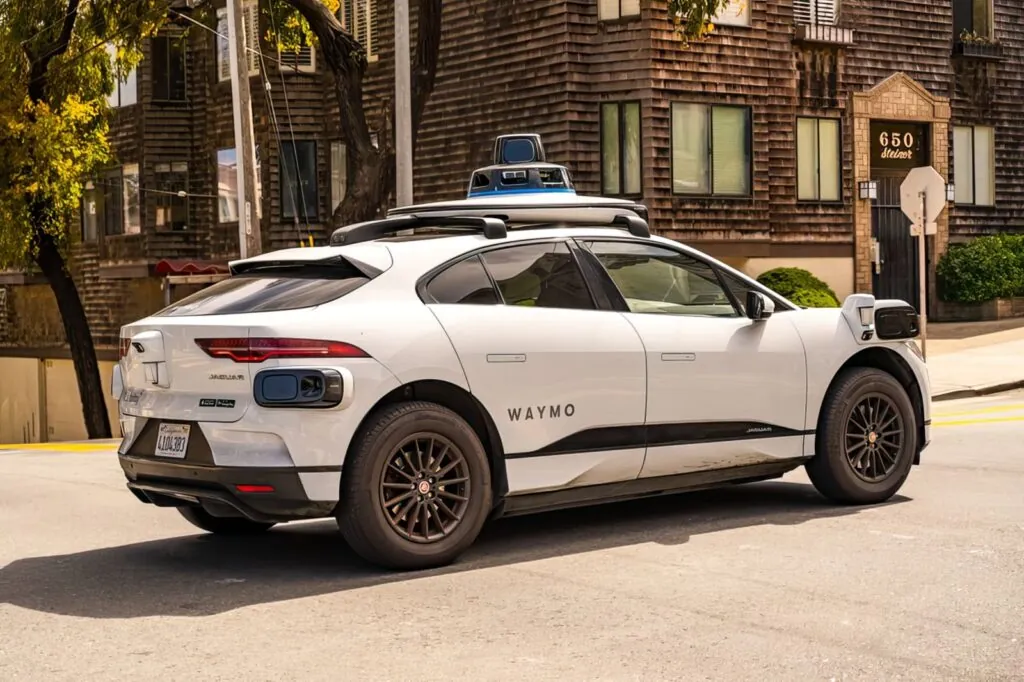 Роботаксі Waymo вдалось зберегти здоров’я 841-му пасажиру — photo 5