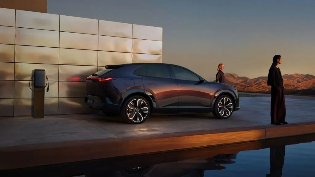 Mazda CX-6e навчили говорити з пішоходами й навіть лаятися — photo 4