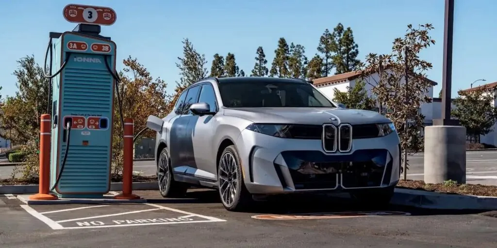 BMW готовит электрический iX7: семиместный флагман появится в 2027 году — photo 3