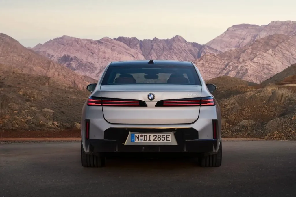 Флагманський BMW i7 – ідеальний автомобіль для персонального водія — photo 3