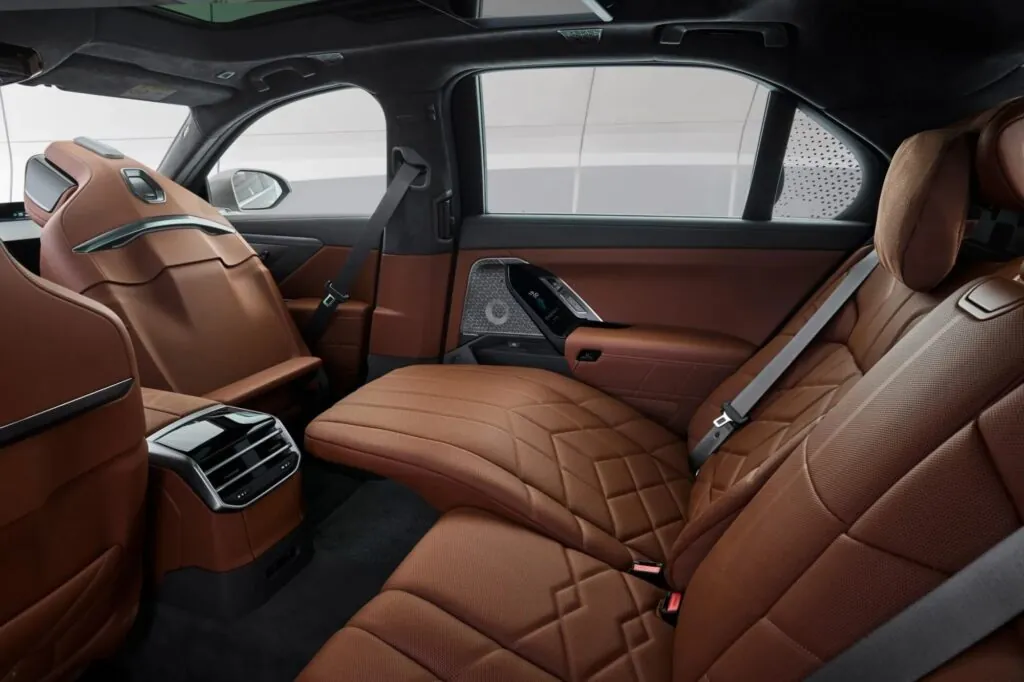 Флагманський BMW i7 – ідеальний автомобіль для персонального водія — photo 4