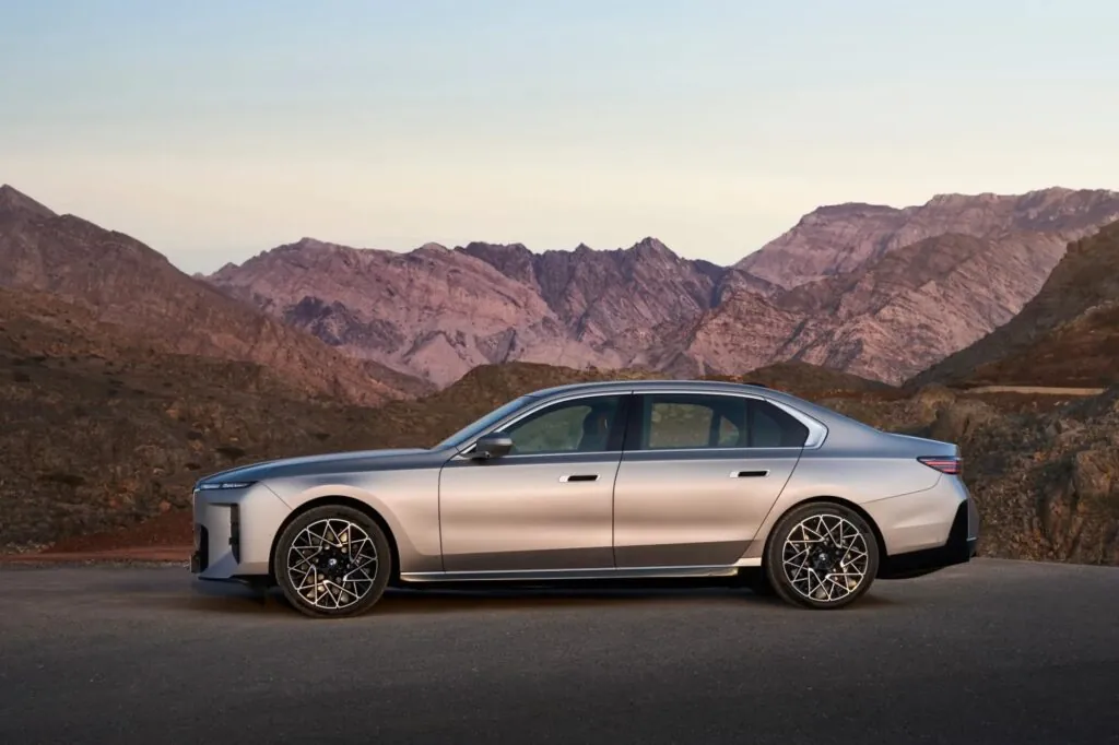 Флагманський BMW i7 – ідеальний автомобіль для персонального водія — photo 7