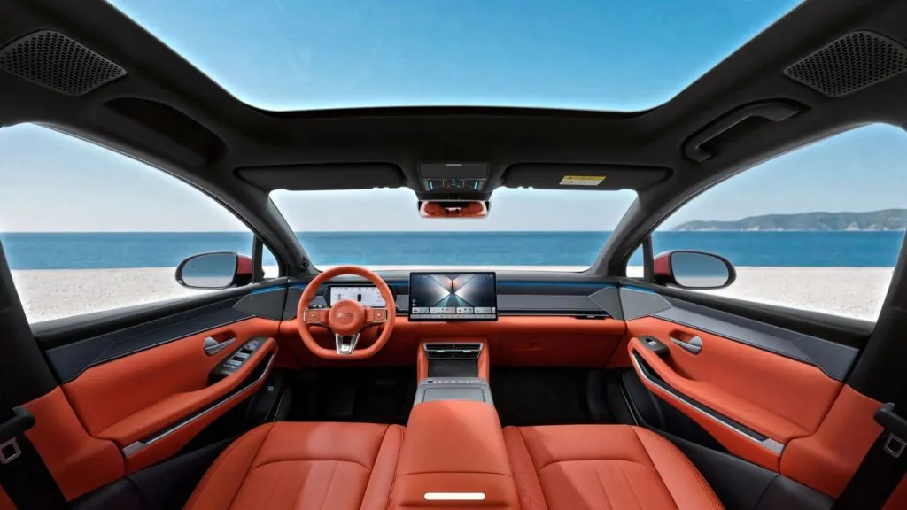 BYD представила в Парижі новий електричний кросовер Atto 8 — photo 3