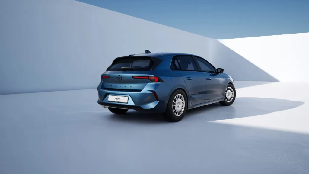 Opel представив доступнішу комплектацію популярної Astra — photo 3