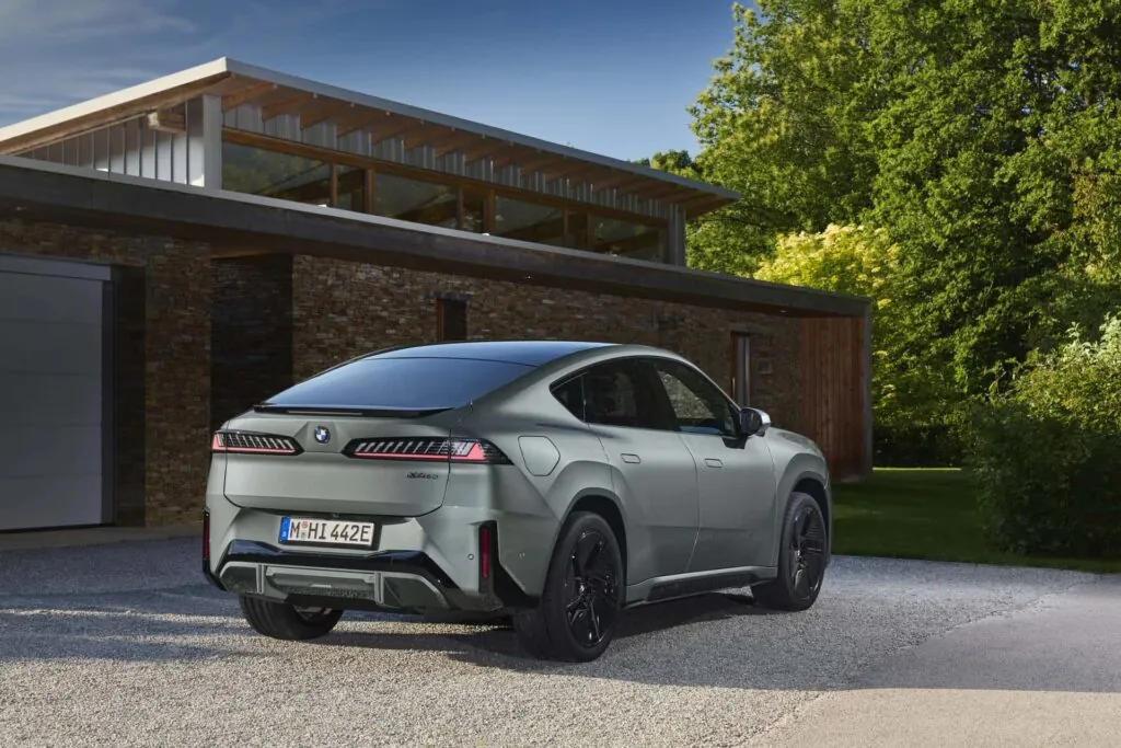 BMW представила электрический купе-кроссовер iX4 — photo 5
